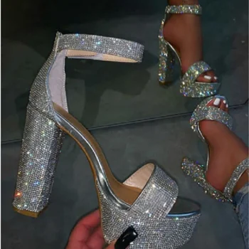 Новые модные серебристые босоножки на платформе со стразами, летние женские вечерние свадебные туфли с открытым носком и ремешком на щиколотке на высоком квадратном каблуке